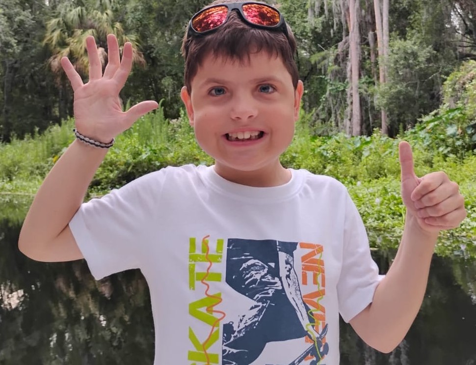 Matic po prejemu genske terapije v odlični formi – hodi, kolesari in raziskuje Florido