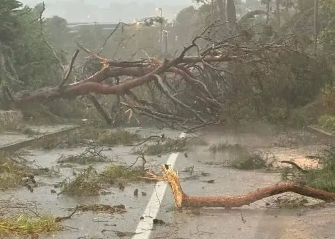 Zvečer močno neurje z grmenjem zajelo hrvaško Istro