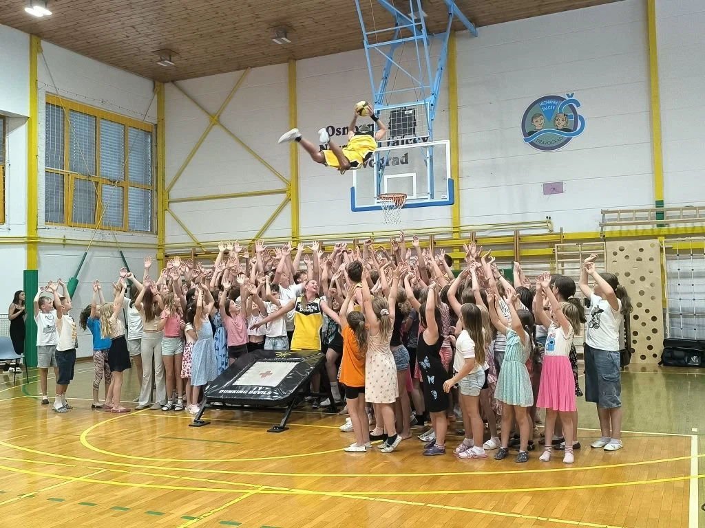 VIDEO in FOTO: Na OŠ Neznanih talcev Dravograd so se v počitnice podali s pesmijo, ponosom in presenečenjem