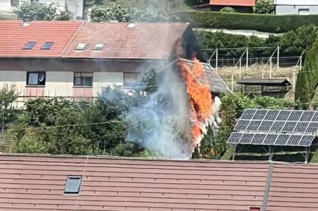 FOTO: Gasilci PGD Dravograd so posredovali pri požaru žive meje