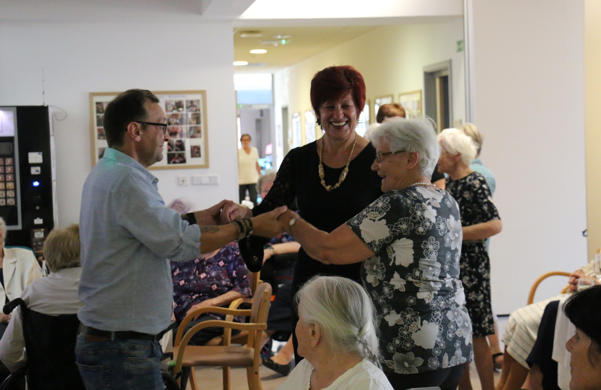 FOTO: V Koroškem domu starostnikov Slovenj Gradec so odplesali 31. ples Seniorjev