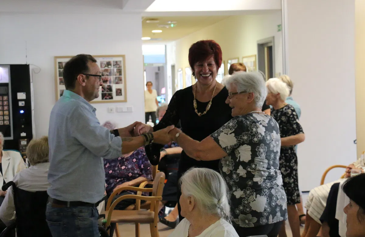 FOTO: V Koroškem domu starostnikov Slovenj Gradec so odplesali 31. ples Seniorjev