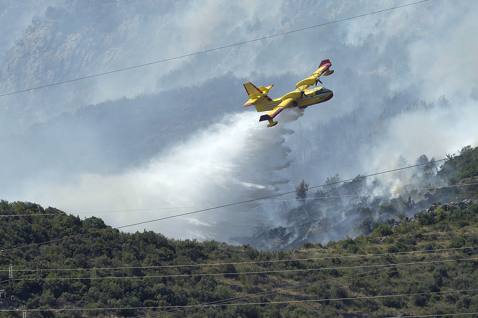 Velik požar na Hrvaškem, ogroženih več hiš, gasilci ga ne morejo nadzorovati