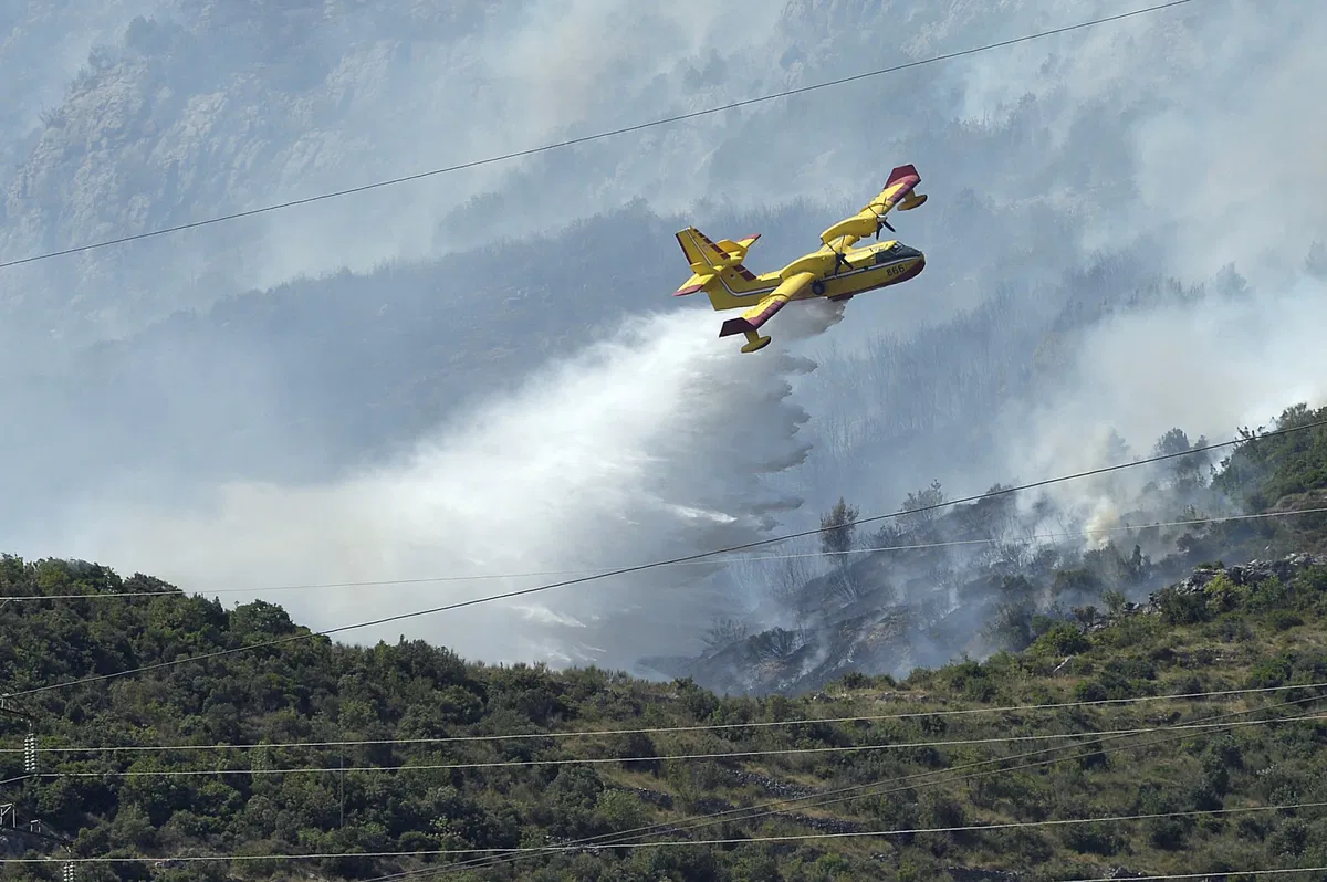 Velik požar na Hrvaškem, ogroženih več hiš, gasilci ga ne morejo nadzorovati