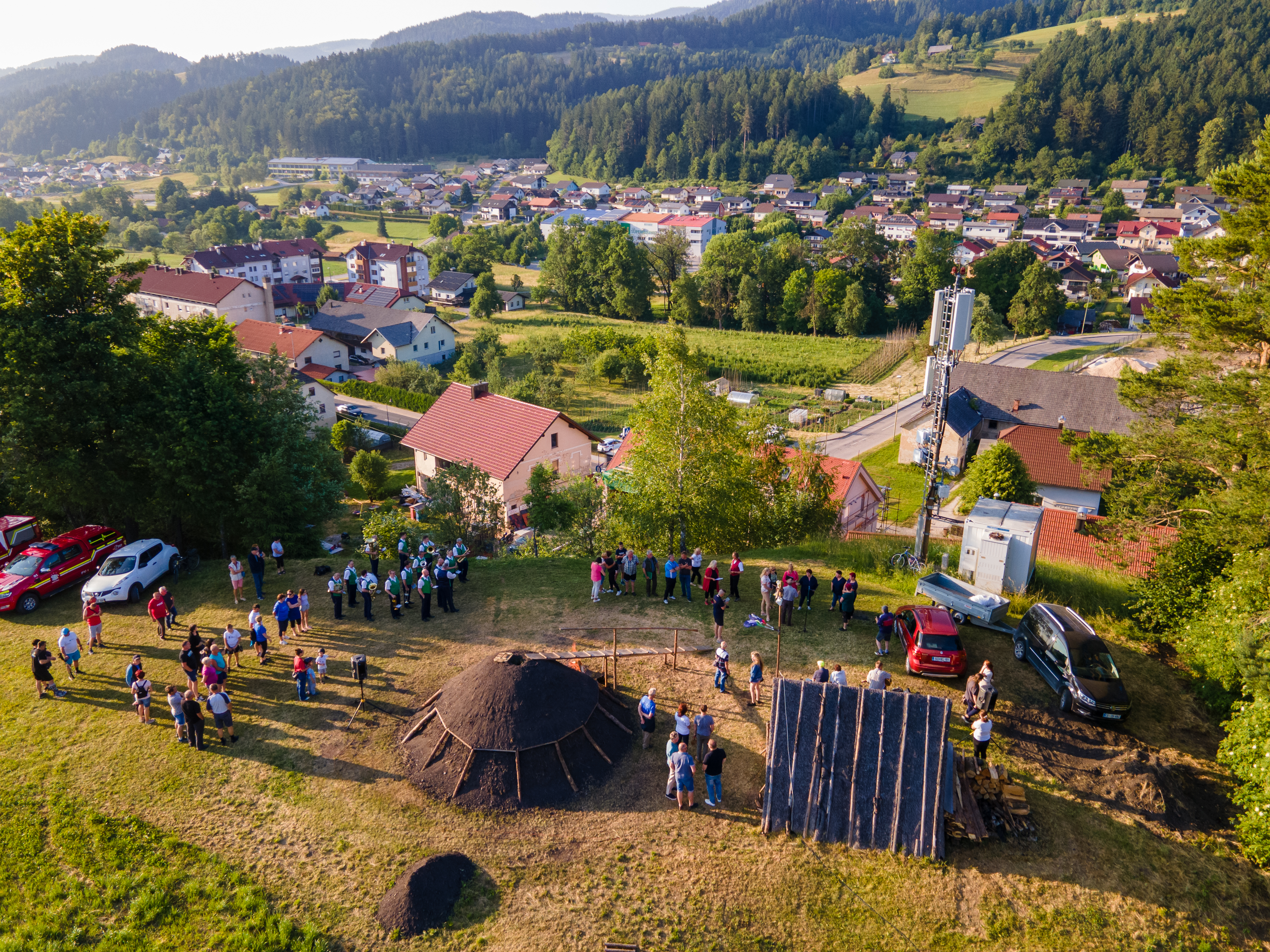 FOTO: V Mislinji s prižigom oglarske kope otvorili praznično dogajanje