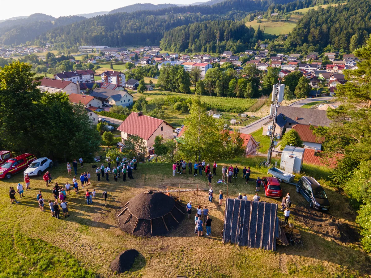 FOTO: V Mislinji s prižigom oglarske kope otvorili praznično dogajanje