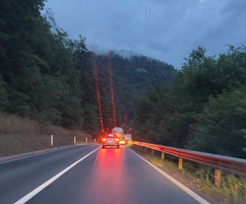 Zaradi prometne nesreče je zaprta cesta Dravograd - Radlje, več oseb prepeljanih v bolnišnico