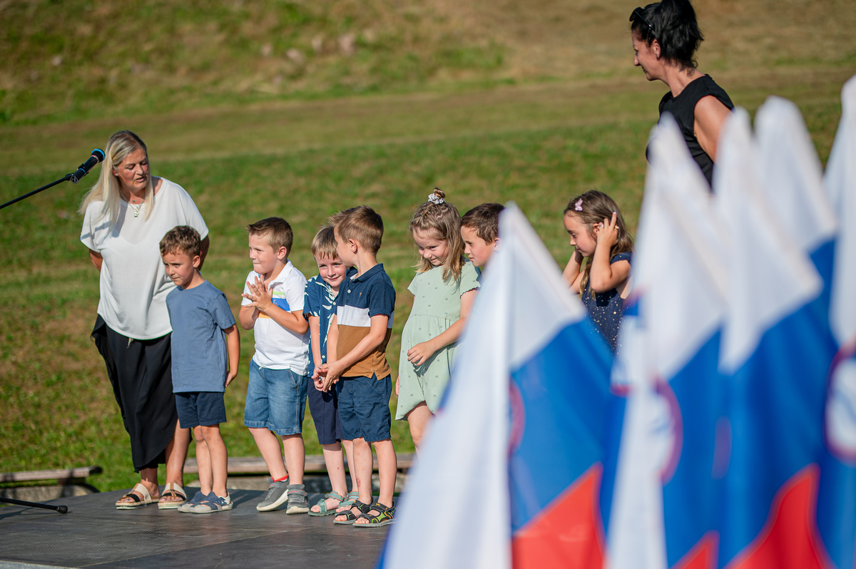 FOTO: Ob dnevu državnosti v Kotljah plapolalo preko 100 zastav