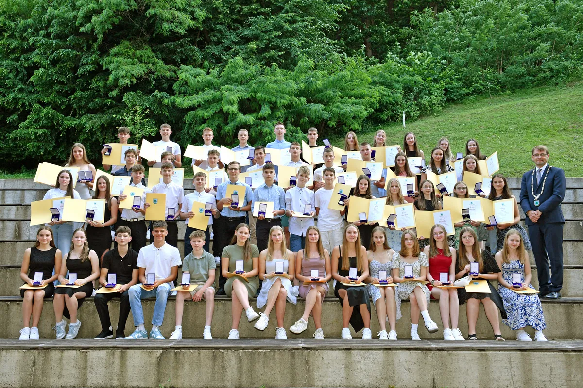Župan dr. Tomaž Rožen sprejel ravenske odličnjakinje in odličnjake (FOTO)