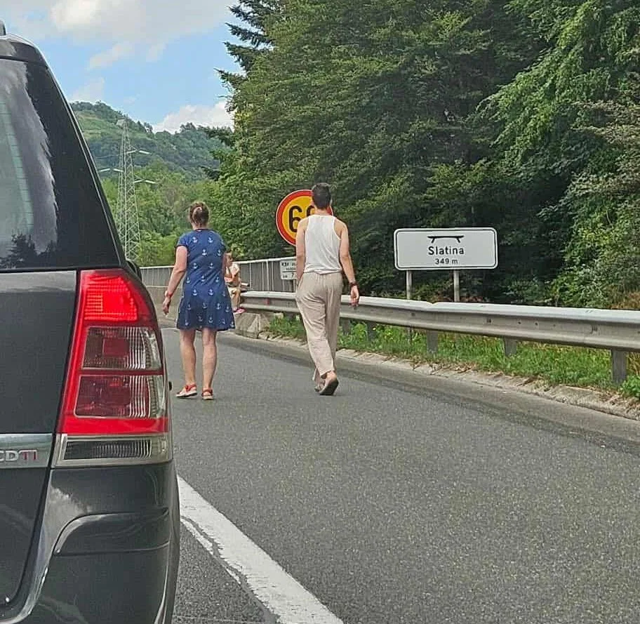 Ob zastoju na štajerski avtocesti nevarna početja voznikov in potnikov