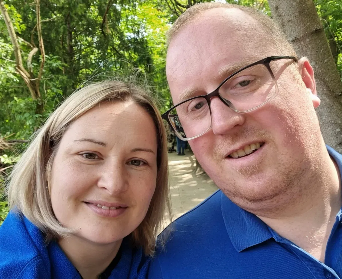 MG leseno darilo: Ko les postane zgodba — ustvarjalni par iz Slovenj Gradca navdušuje s srčnimi lesenimi izdelki (FOTO)