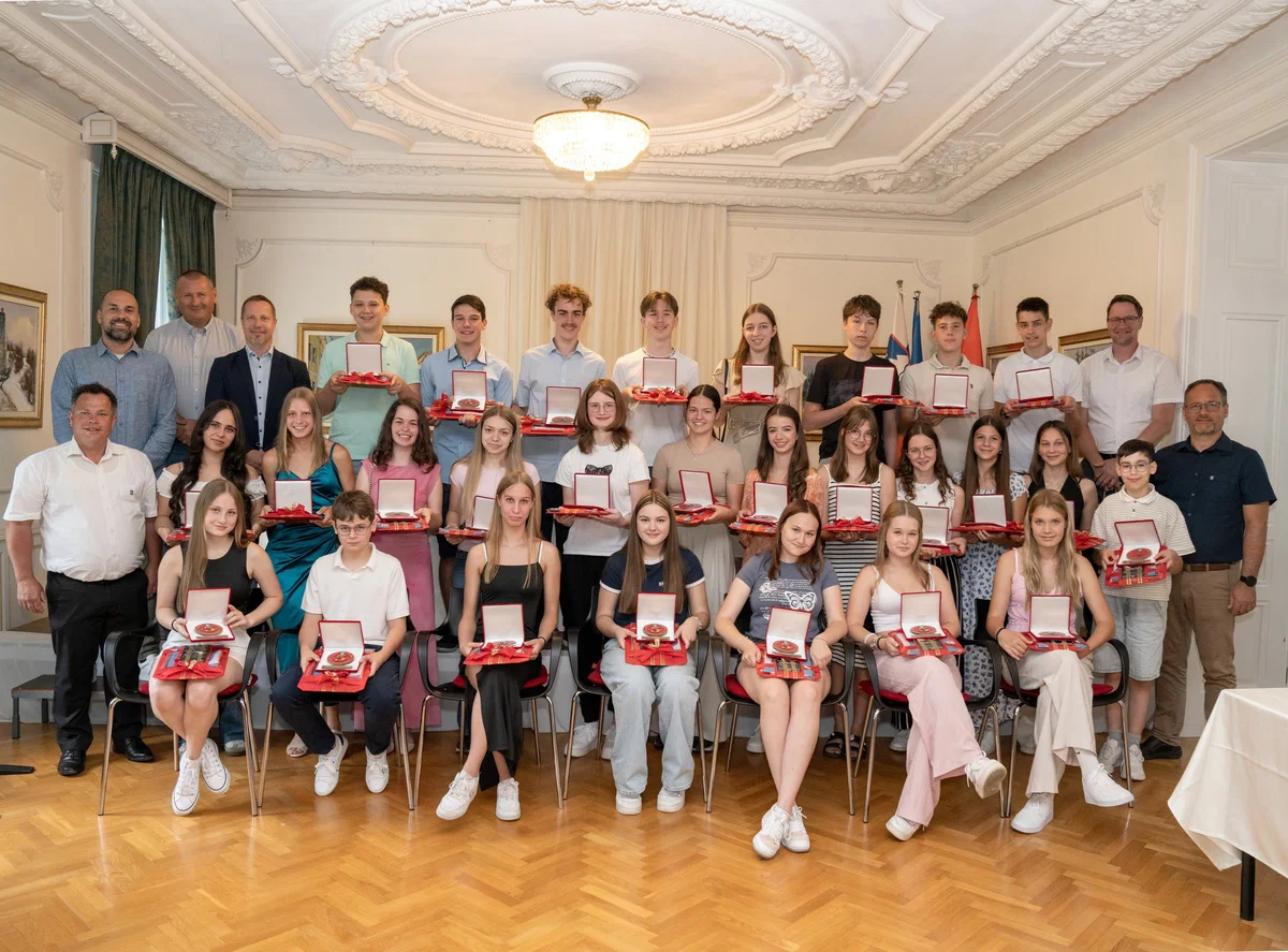 FOTO: V Dvorcu Bukovje je potekal županov slovesni sprejem odličnjakov