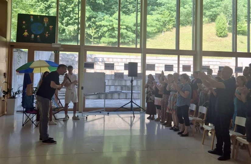 Na Srednji šoli Ravne šolsko leto zaključili v slogu: Obiskal jih je raper Trkaj (FOTO)