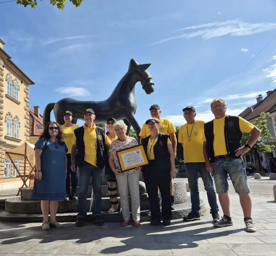 Valvasorjeva konjenica iz Litije danes obiskala Slovenj Gradec ter mu podelila spominsko listino