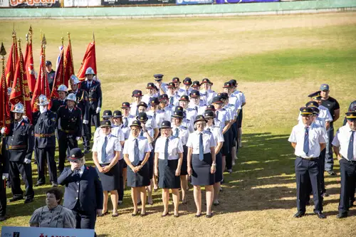 FOTO: V Dravogradu so na seji ob jubilejih PGD in GZ Dravograd podelili številna priznanja in pohvale, prevzeli novo vozilo ter imeli veliko svečano parado