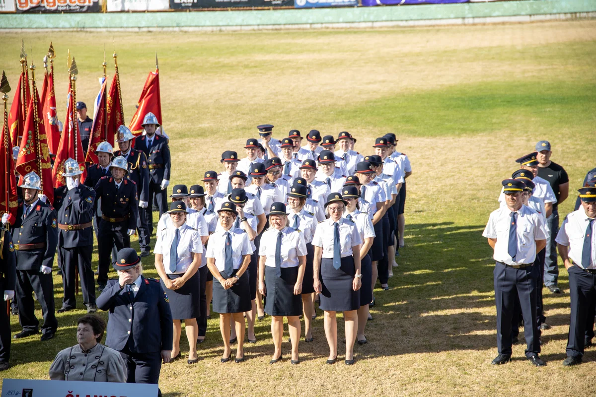 FOTO: V Dravogradu so na seji ob jubilejih PGD in GZ Dravograd podelili številna priznanja in pohvale, prevzeli novo vozilo ter imeli veliko svečano parado