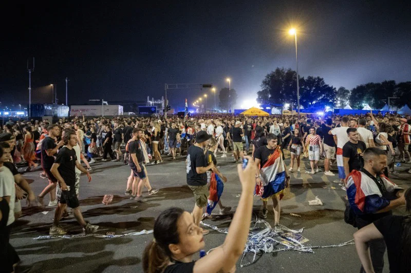 Na koncertu Thompsona policija pridržala več kot 120 ljudi, na koncertu tudi Janez Janša