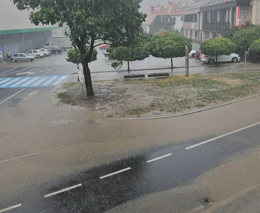Neurje zajelo Koroško, ponekod po cestah že stoji voda
