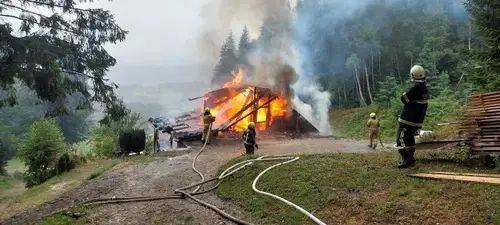 Na Ravnah ogenj v celoti uničil vikend, gasilci požar pogasili (FOTO)