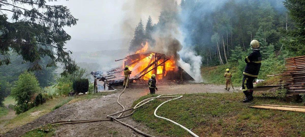 Na Ravnah ogenj v celoti uničil vikend, gasilci požar pogasili (FOTO)
