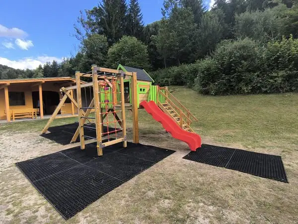 Nova igrala v Stražah razveseljujejo otroke