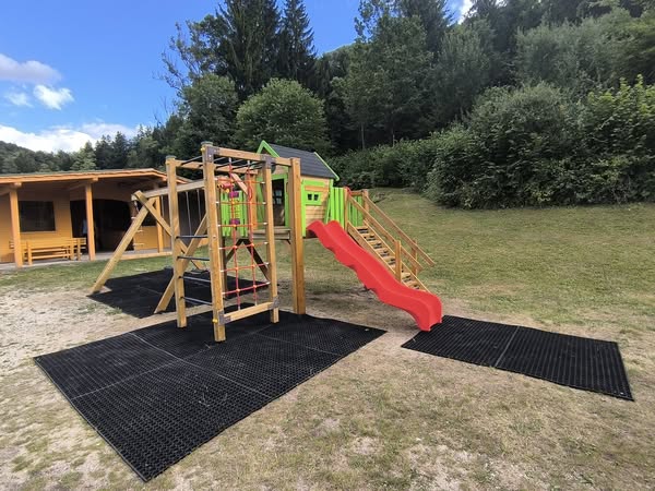 Nova igrala v Stražah razveseljujejo otroke