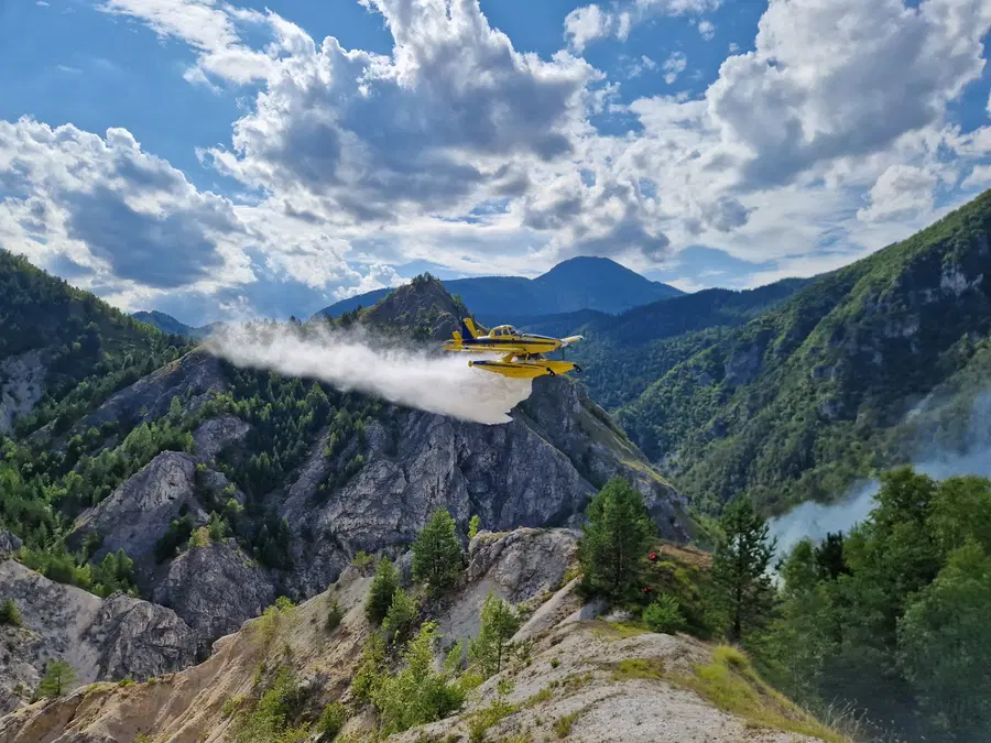 FOTO in VIDEO: Izbruhnil požar nad Žerjavom, gasilci se borijo z ognjem