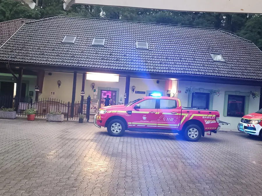 Meteorna voda zalila prostore v Dravogradu, izčrpali so jo gasilci