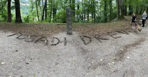 Otroci na delavnici Ljudske univerze Ravne ustvarili naravni grafit v parku