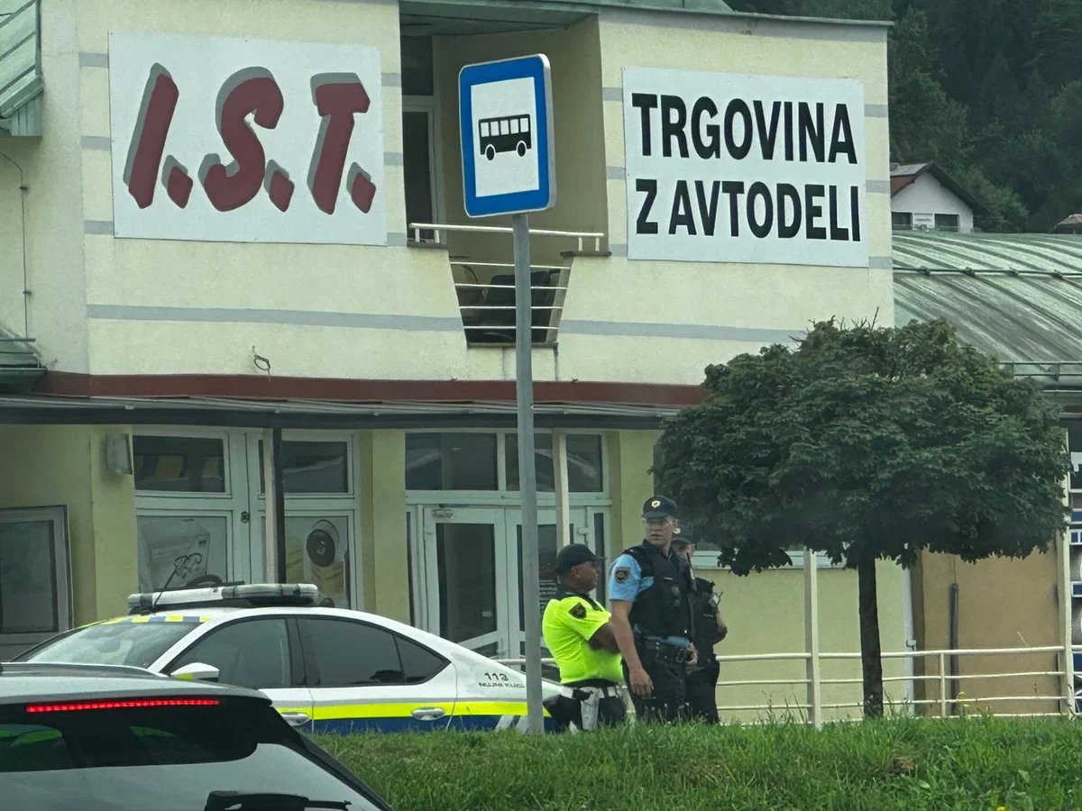 V včerajšnji prometni nesreči na Prevaljah se je peška hudo poškodovala