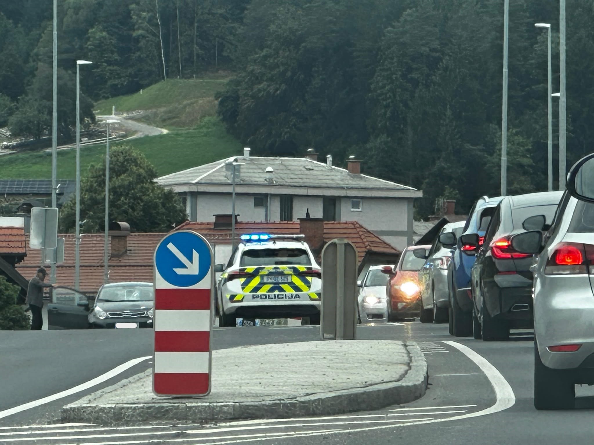 Na Prevaljah zbili pešca, promet naj bi že potekal normalno