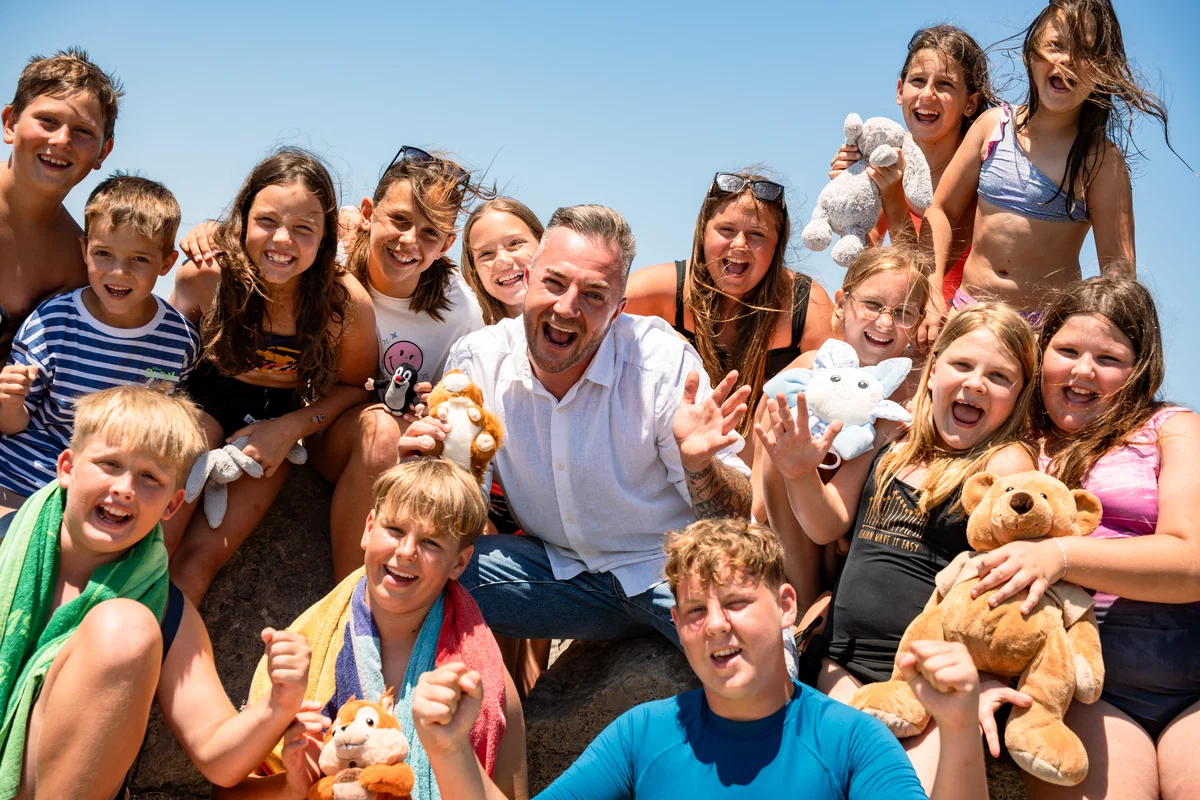 VIDEO: Dejan Dogaja z novo otroško pesmijo Veverička