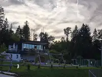 Upravna enota Ravne ponovno o gradbenem dovoljenju za igrišča na Rimskem vrelcu 