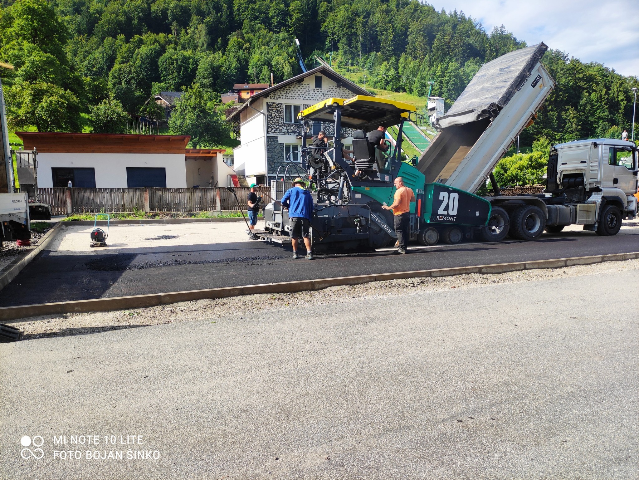 Zaradi asfaltiranja v petek popolna zapora lokalne ceste v Črni