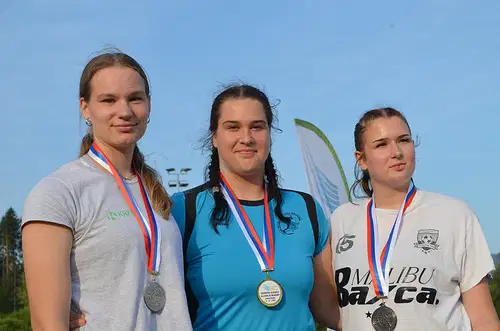 Nuša Lužnik na domačem igrišču osvojila kar dva naslova državne prvakinje, do medalj tudi Ema Pika Raj, Eva Pori ter ženska štafeta 4x400m (FOTO)