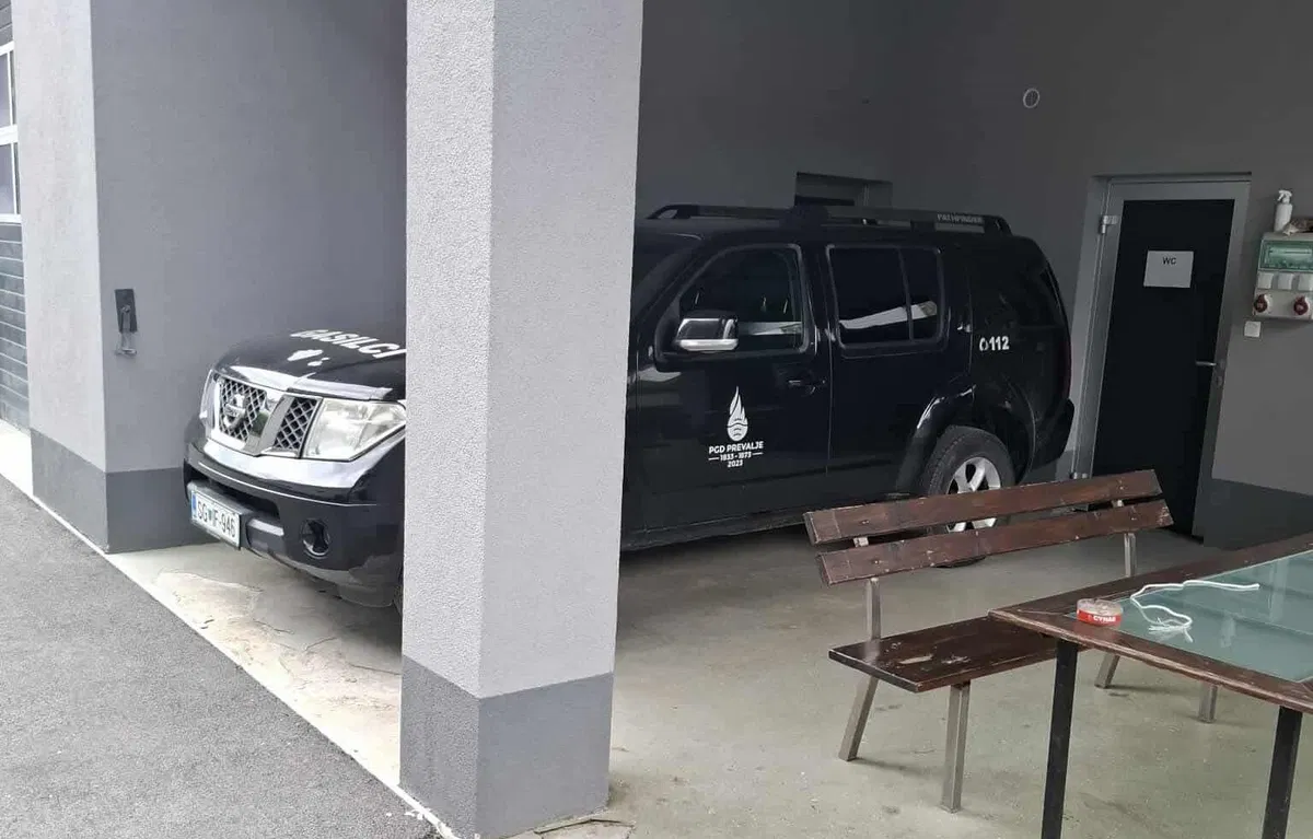 Odziv prevaljskih gasilcev nad krajo njihovega avtomobila: Vozilo najdeno, a zaupanje omajano