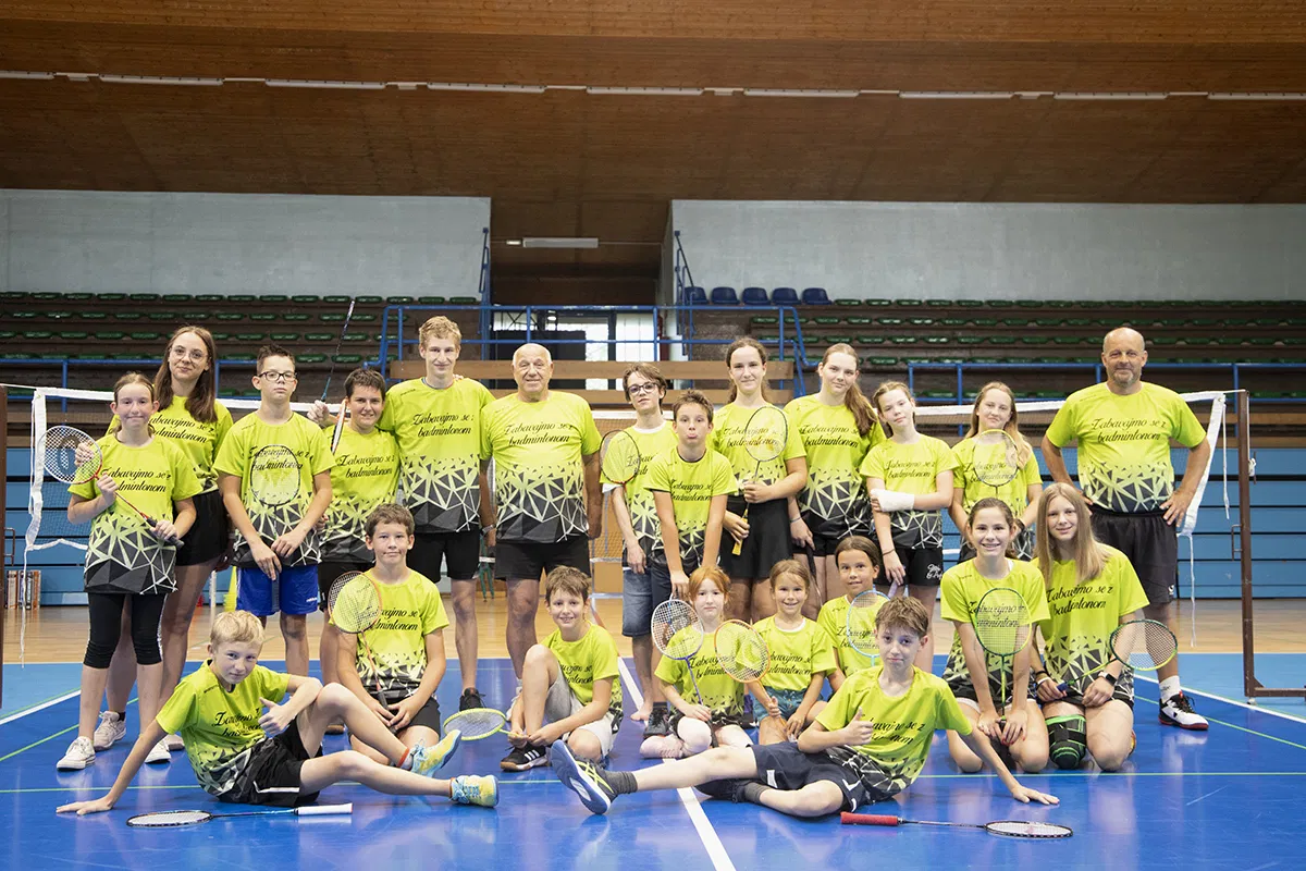 Že šesto leto zapored se otroci na Ravnah "Zabavajo z badmintonom" (FOTO)