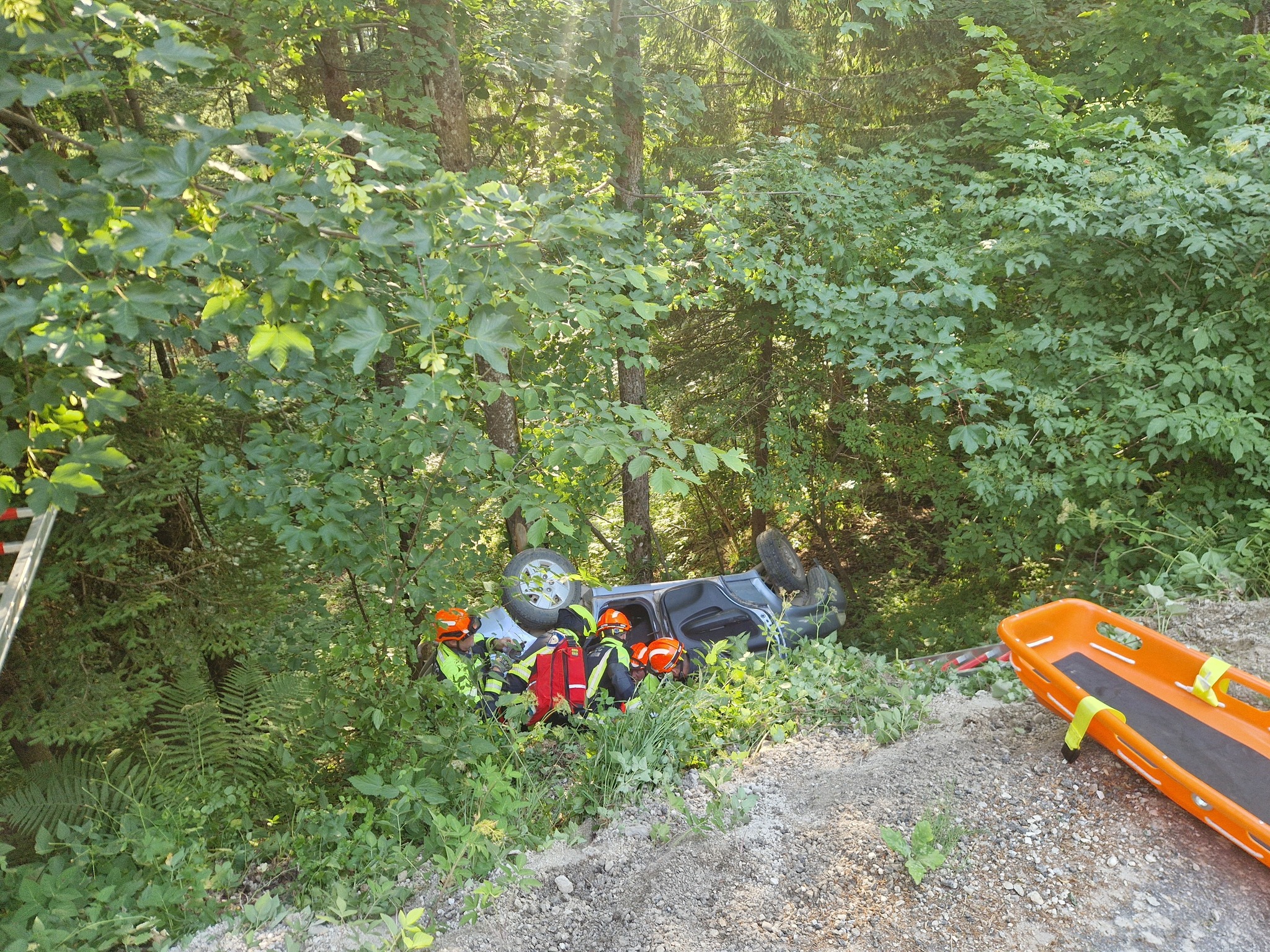 FOTO: V prometni nesreči na območju Črne, je vozilo zapeljalo s ceste in se prevrnilo na streho, eno osebo prepeljali v bolnišnico