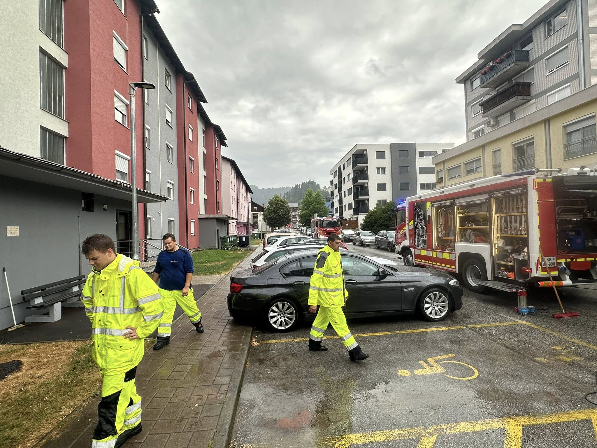 Neurje z vetrom in točo je včeraj prizadelo Prevalje, gasilci posredovali na več lokacijah (FOTO)