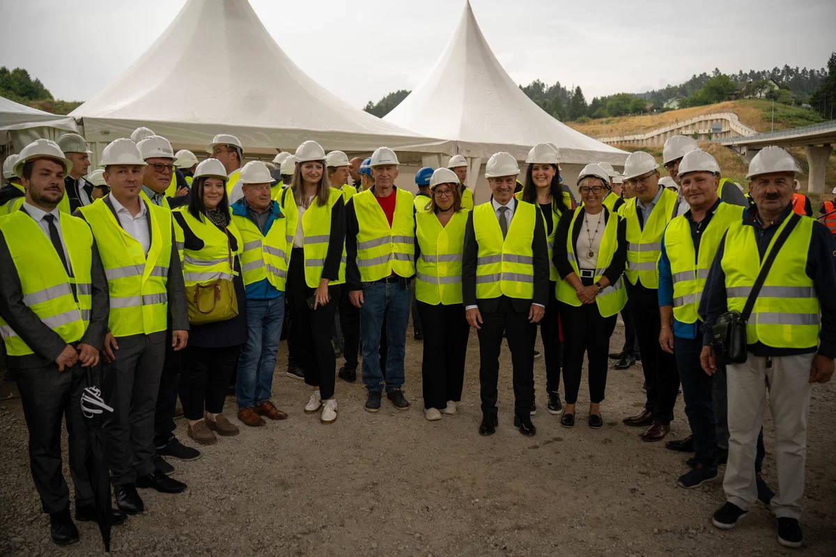 VIDEO in FOTO: S slovesnostjo obeležili začetek del sklopa E hitre ceste proti Koroški