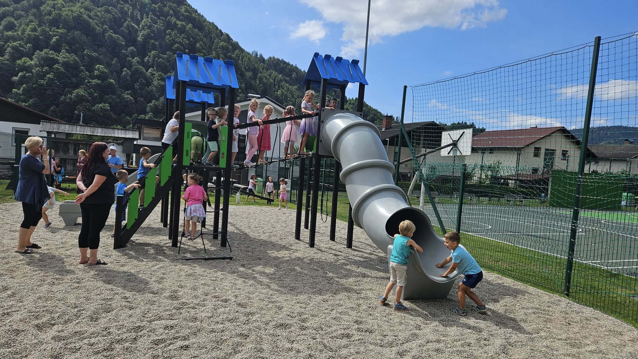 FOTO: Na Robindvoru v Dravogradu so otvorili novo otroško igrišče