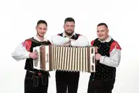 (VIDEO) Ansambel Vrabci z novim valčkom o pravem prijateljstvu