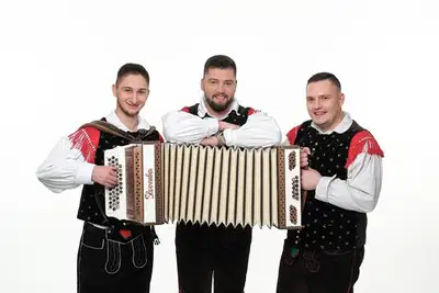 (VIDEO) Ansambel Vrabci z novim valčkom o pravem prijateljstvu