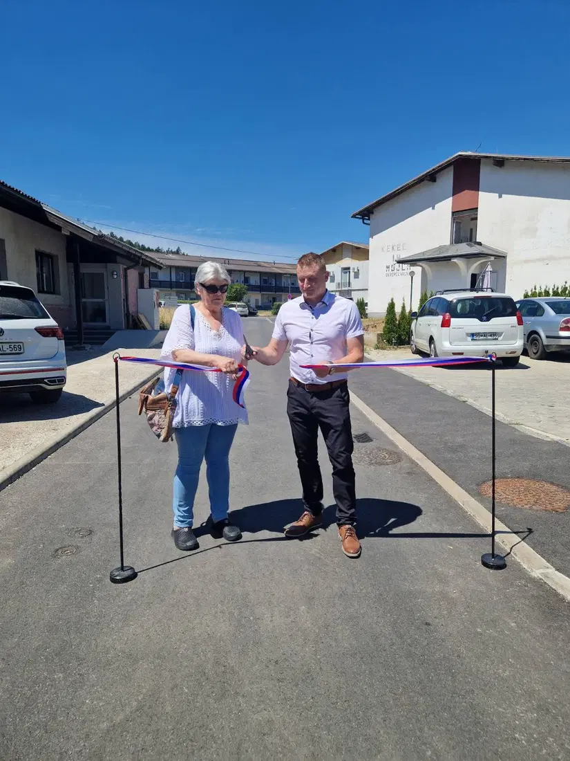 Na Ravnah otvorili prenovljeno cesto v Coni Gradis