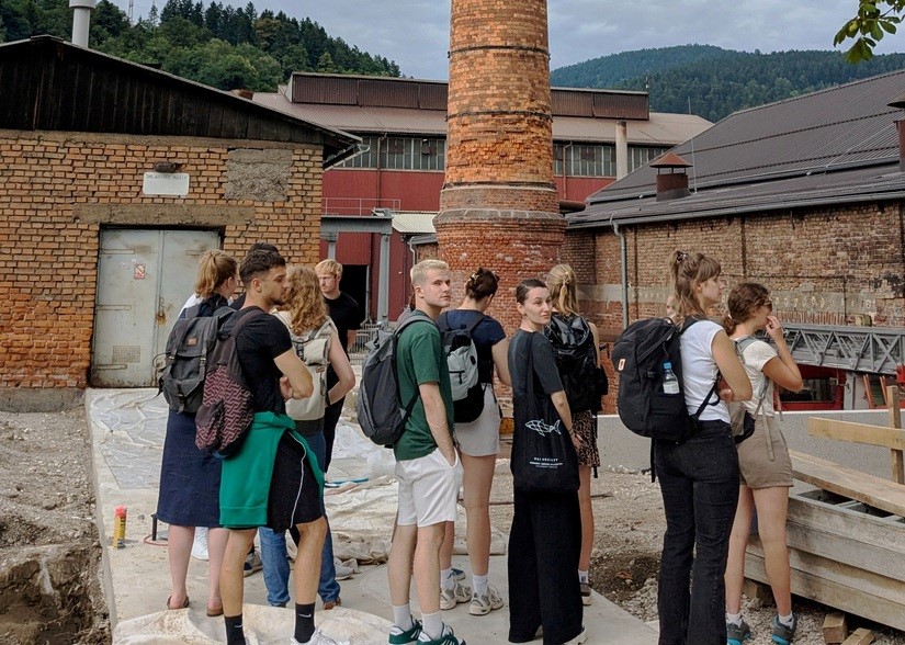Mednarodni študenti snujejo arhitekturne in prostorske rešitve za izzive na Ravnah