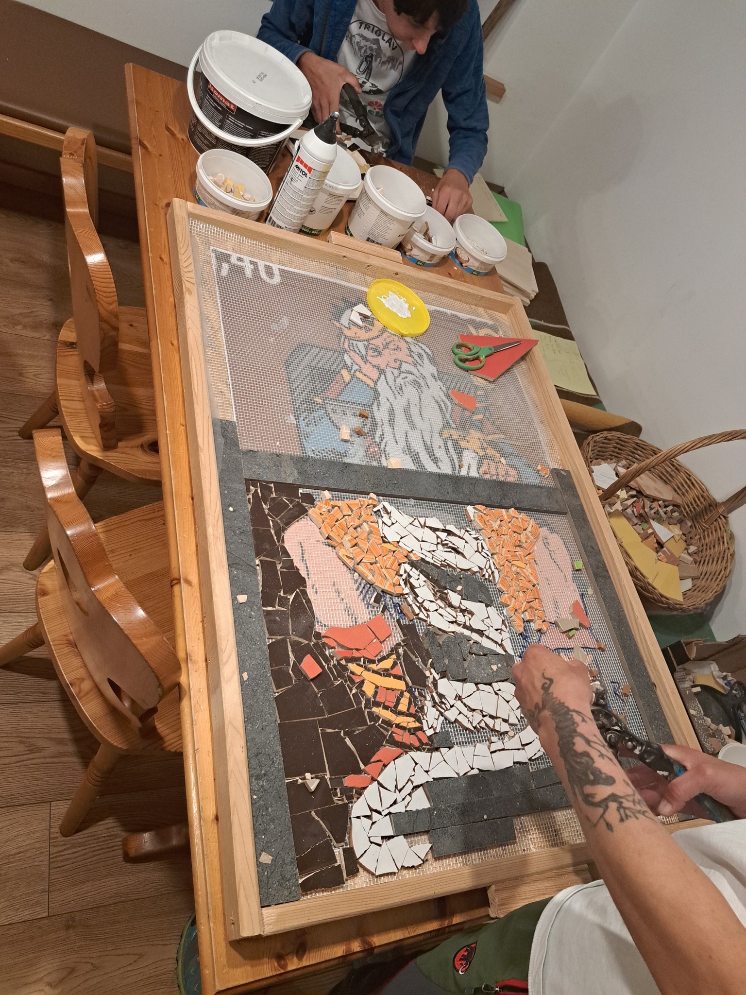 V Domu na Peci ustvarjajo Kralja Matjaža v mozaiku (FOTO)