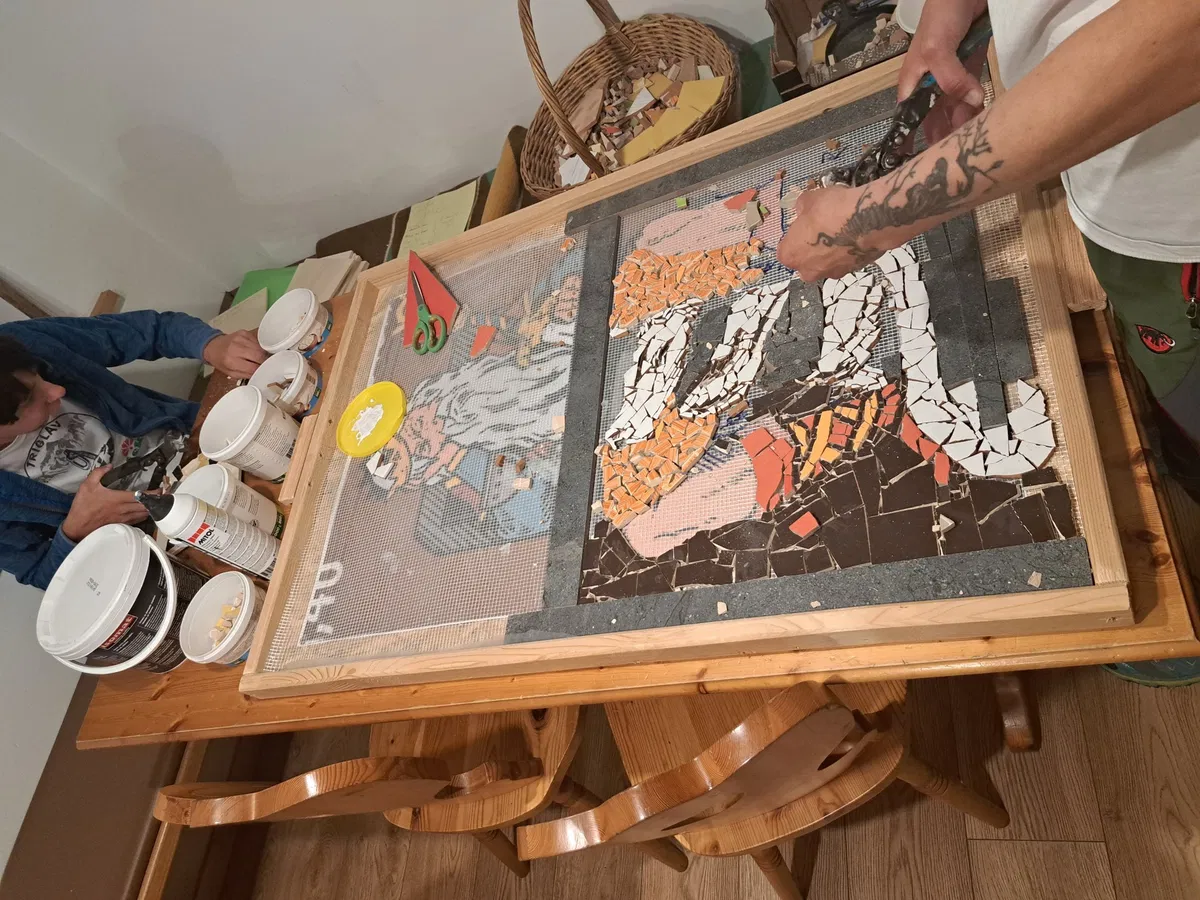 V Domu na Peci ustvarjajo Kralja Matjaža v mozaiku (FOTO)