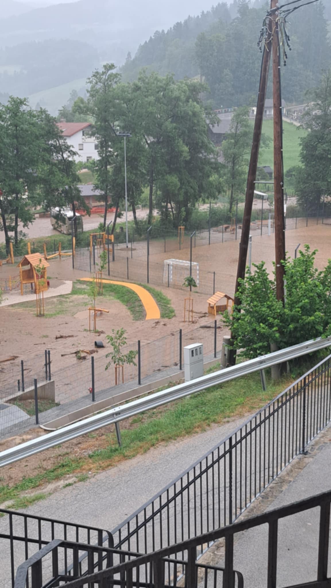 Po neurju v Vitanju na terenu predstavniki države, število plazov se zaradi dežja še povečuje