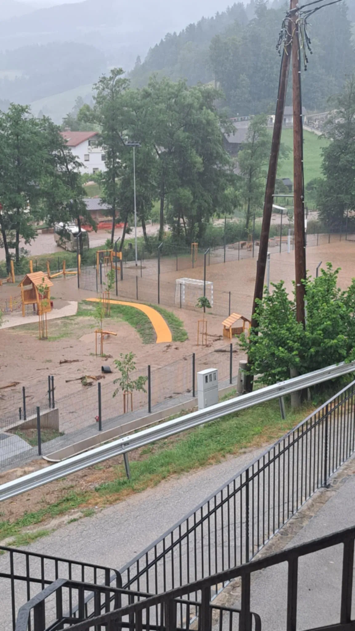 Po neurju v Vitanju na terenu predstavniki države, število plazov se zaradi dežja še povečuje