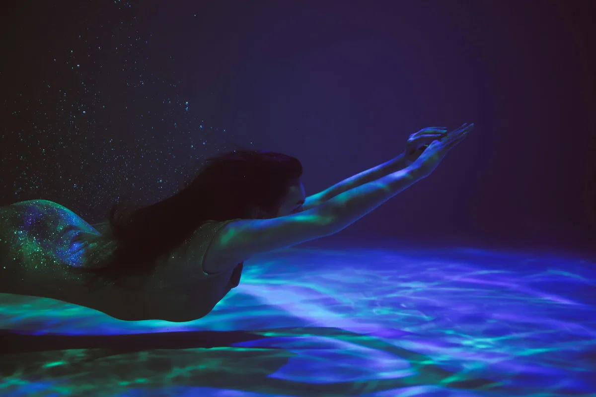 Nočno kopanje vabi na letni bazen na Ravnah